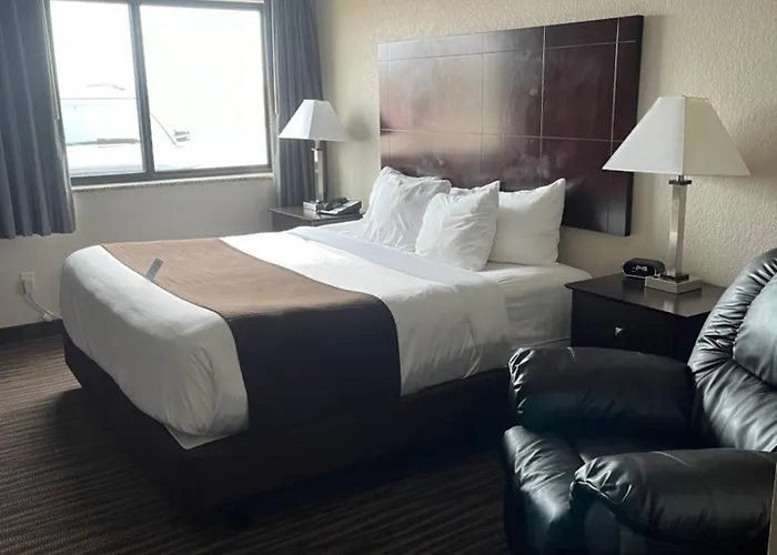 Cobblestone Inn & Suites - Denison | Oak Ridge