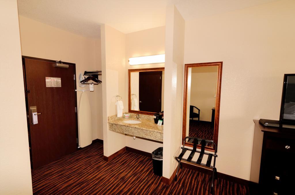 Hotel Cobblestone Inn & Suites - Denison | Oak Ridge 3*