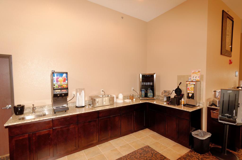 Cobblestone Inn & Suites - Denison | Oak Ridge Denison