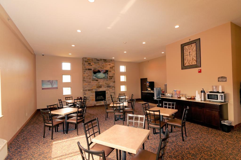 Cobblestone Inn & Suites - Denison | Oak Ridge Hotel Denison