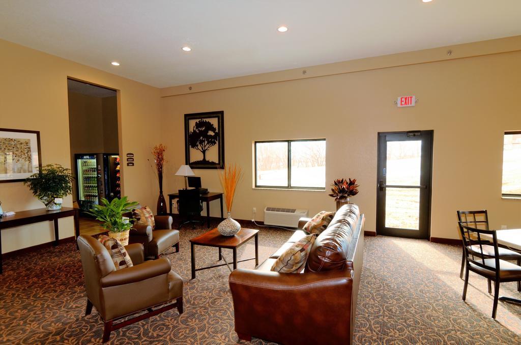 Hotel Cobblestone Inn & Suites - Denison | Oak Ridge