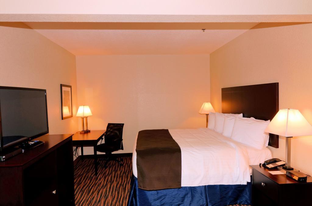 Cobblestone Inn & Suites - Denison | Oak Ridge