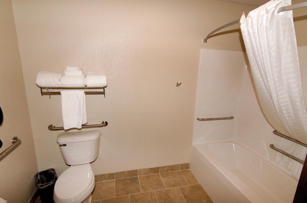 Cobblestone Inn & Suites - Denison | Oak Ridge 3*