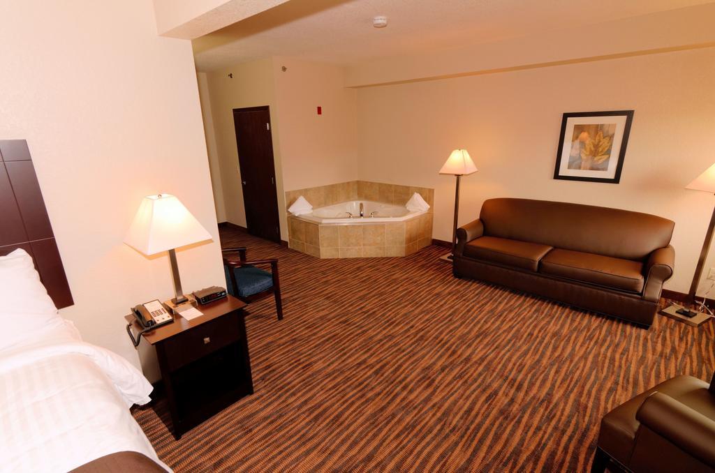 Cobblestone Inn & Suites - Denison | Oak Ridge Hotel Denison