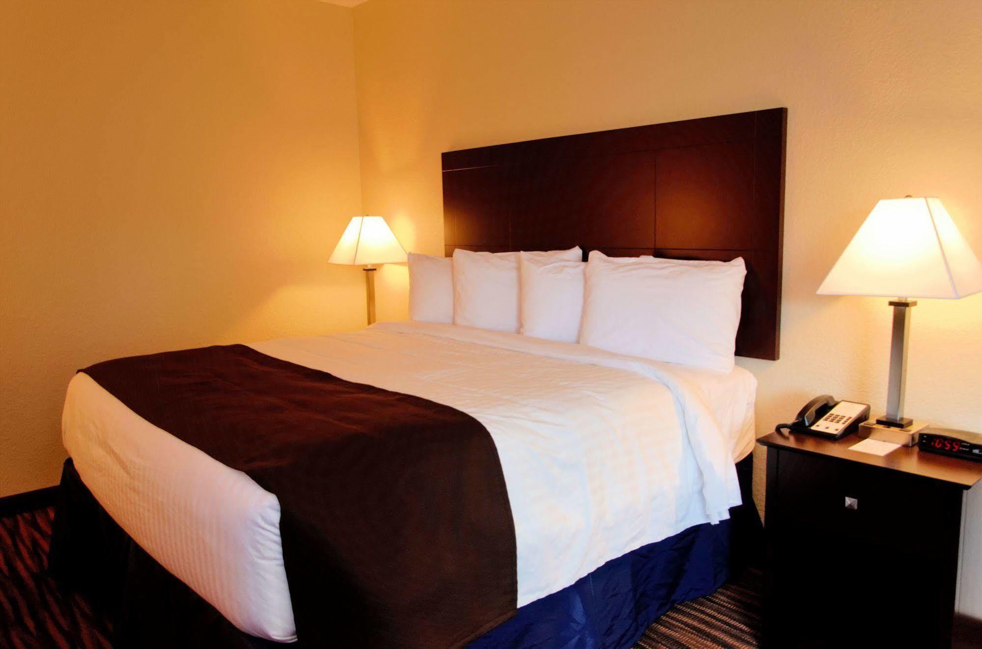 Cobblestone Inn & Suites - Denison | Oak Ridge Hotel 3*
