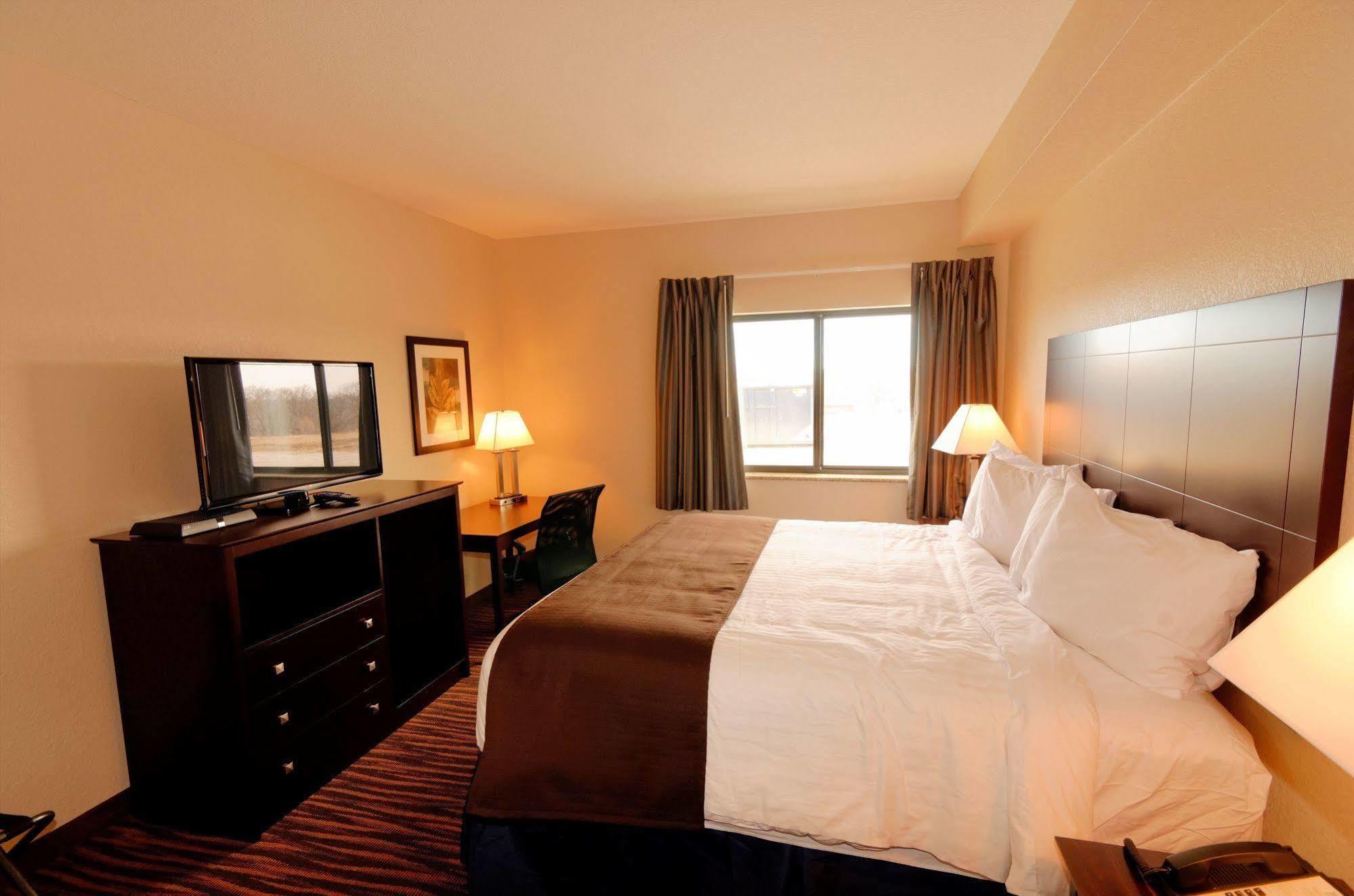 Hotel Cobblestone Inn & Suites - Denison | Oak Ridge Denison
