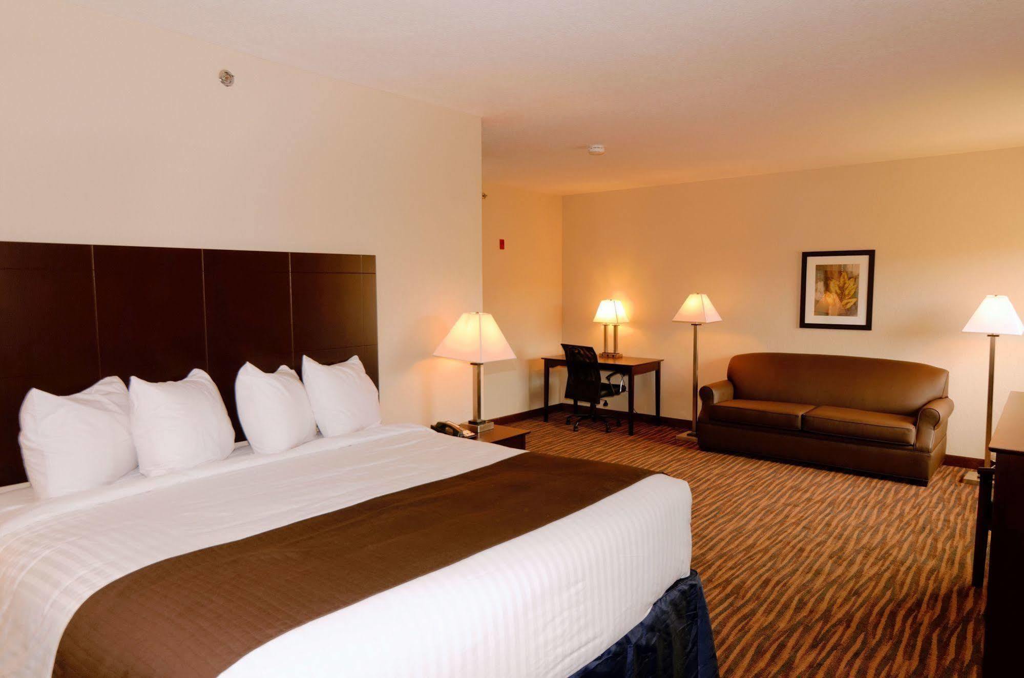 Cobblestone Inn & Suites - Denison | Oak Ridge 3*