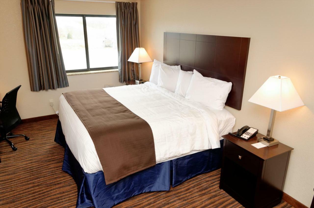 Cobblestone Inn & Suites - Denison | Oak Ridge Denison